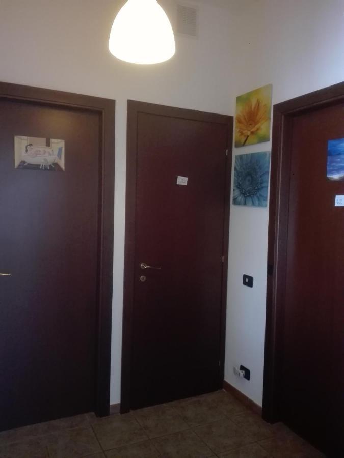 Santy's Rooms: Shared Bath, Central Location, Near Rome Fair Fiumicino Exterior photo