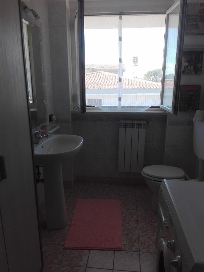 Santy's Rooms: Shared Bath, Central Location, Near Rome Fair Fiumicino Exterior photo