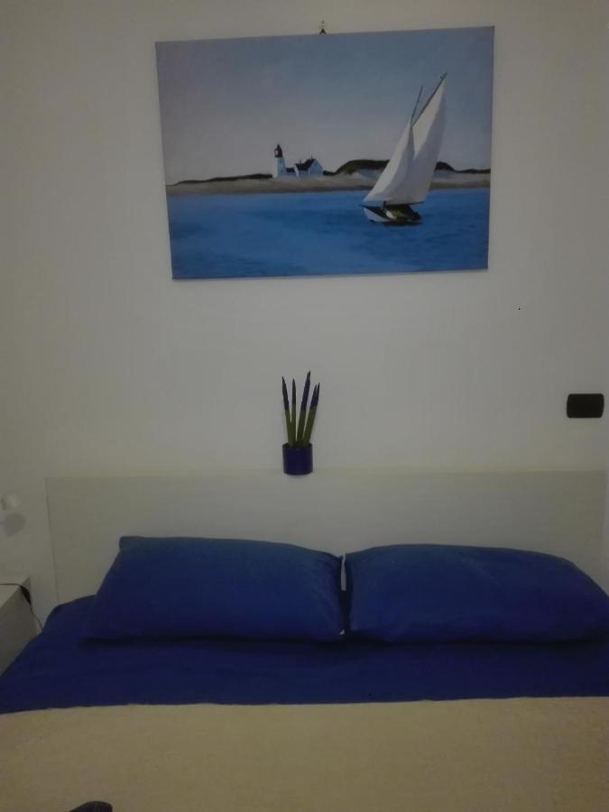 Santy's Rooms: Shared Bath, Central Location, Near Rome Fair Fiumicino Exterior photo