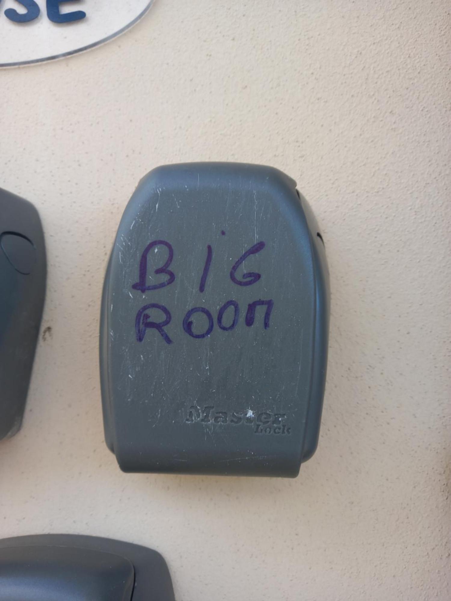 Santy's Rooms: Shared Bath, Central Location, Near Rome Fair Fiumicino Room photo
